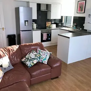 Apartment A Modern 2 Bedroom Close To The Centre, Cardiff